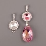 Závěs - se zdobenou základnou pro Rivoli Swarovski 8mm - s očkem - rhodiováno