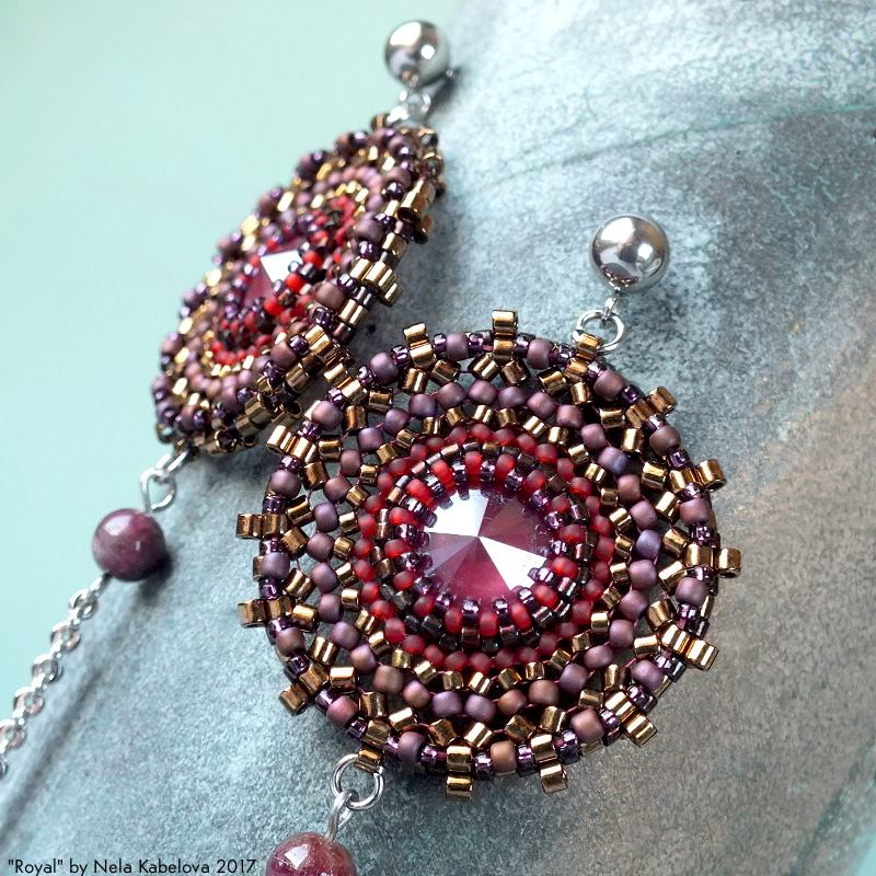 Obšitá Rivoli Swarovski herringbone stehem Nela Kábelová