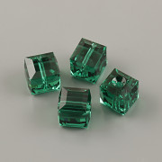 Korálky Swarovski Elements – kostička 5601 – Majestic Green – 8mm