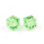 Korálky Swarovski Elements – kostička 5601 – Peridot – 8mm